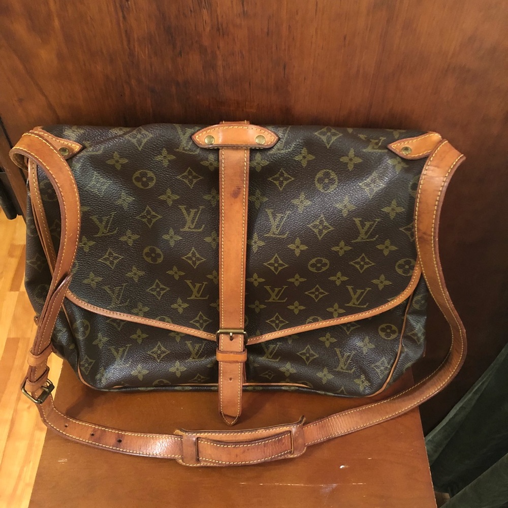 Authentic L Vuitton Messenger Shoulder Saumur35